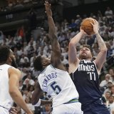 Luka Doncic (à droite) a inscrit 33 points pour permettre aux Mavs d'enlever l'acte I. KEYSTONE/AP/Abbie Parr